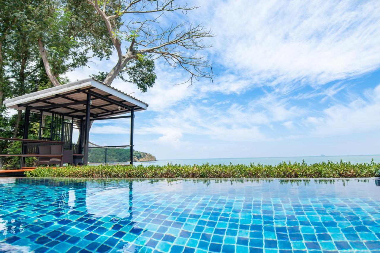 Koh Sirey Beachfront Pool Villa プーケット エクステリア 写真