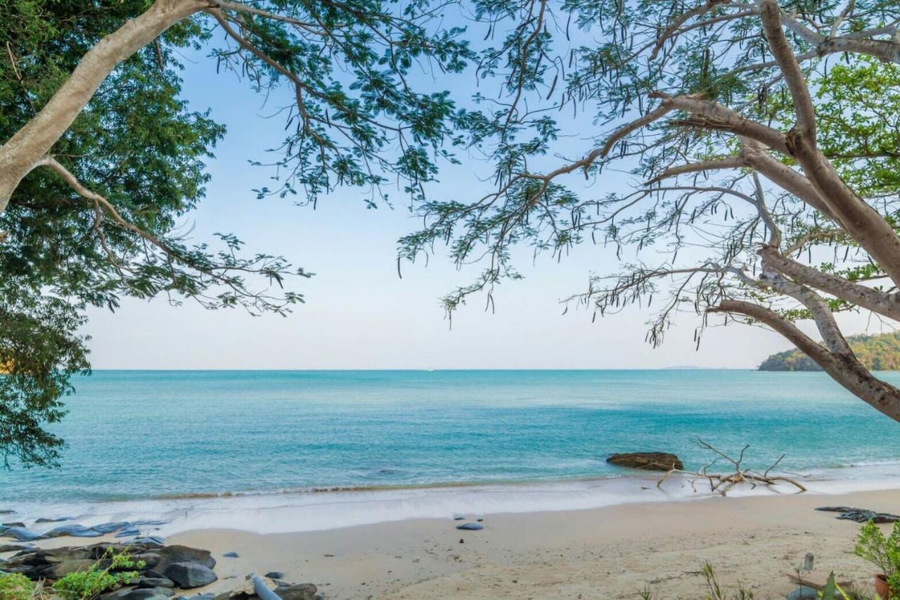 Koh Sirey Beachfront Pool Villa プーケット エクステリア 写真